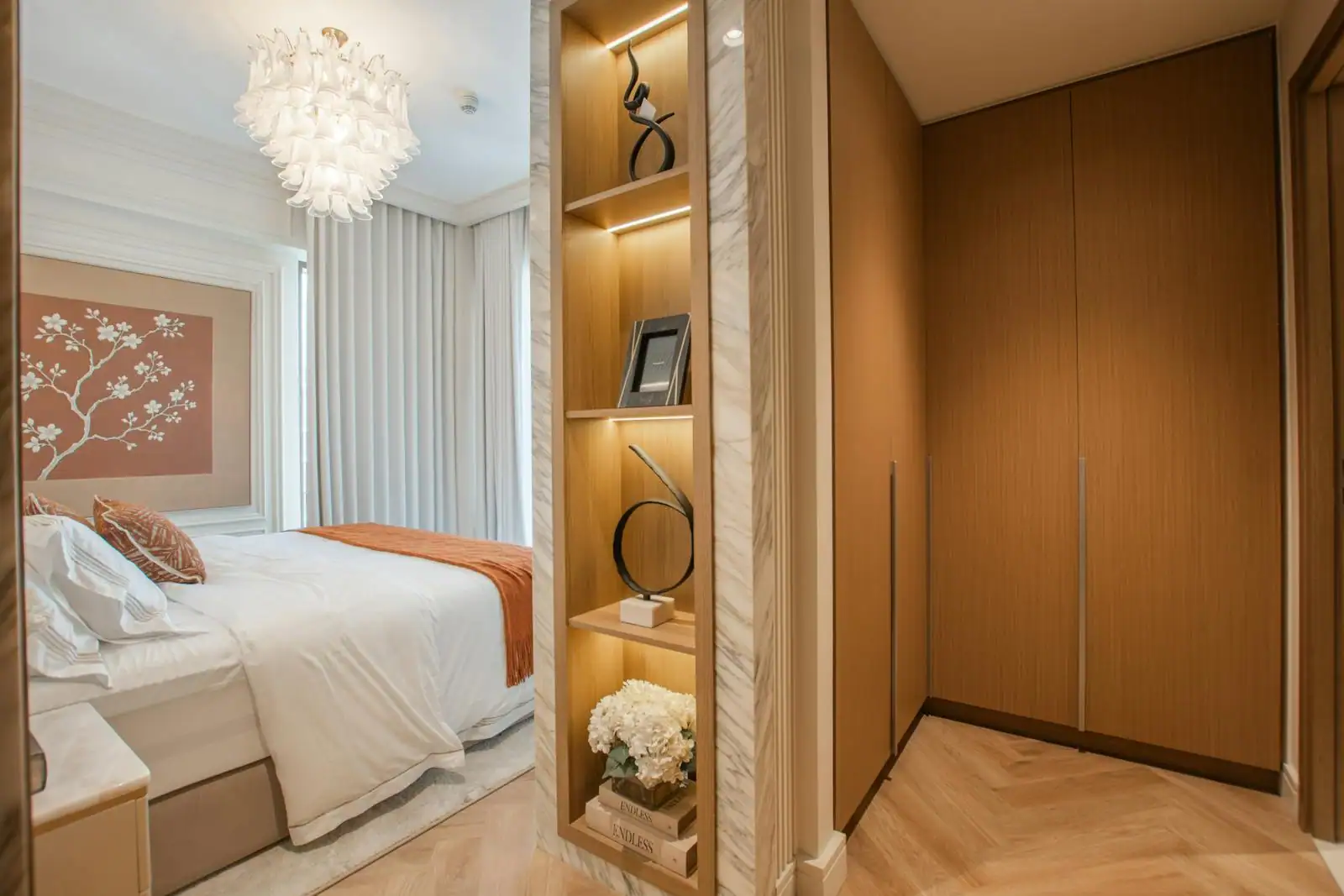 Chambre décorée dans des tons terracotta avec mur de tête de lit chaud, linge en lin et matières naturelles