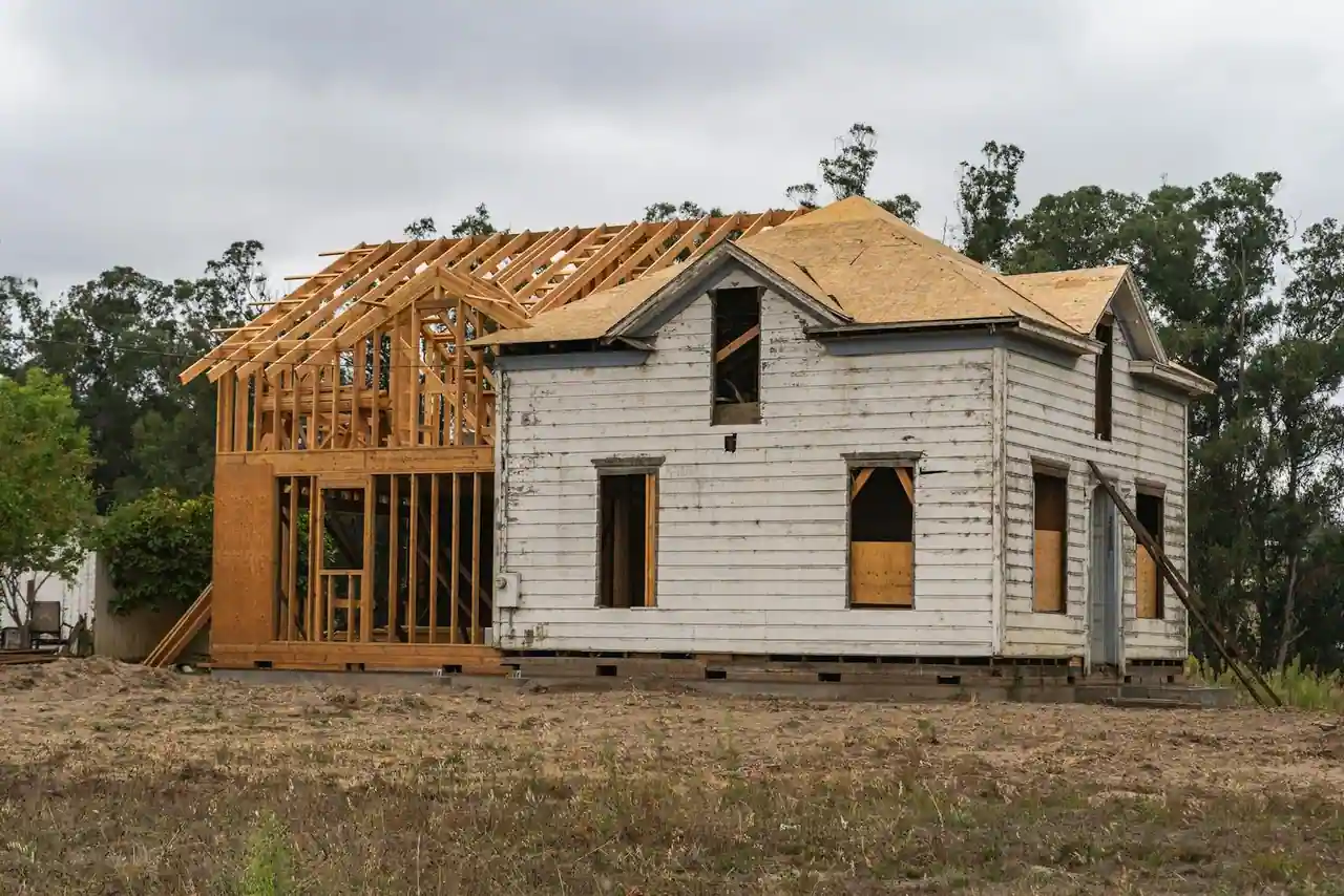 Maison individuelle neuve en construction avec sa charpente apparente sur un chantier