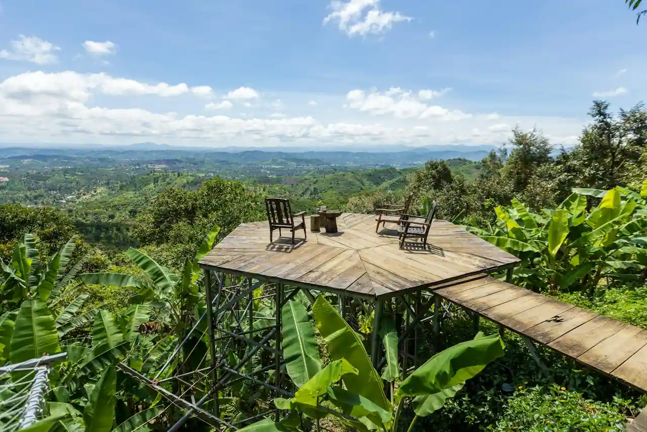 Terrasse en lames de bois exotique le long d'une maison, au soleil