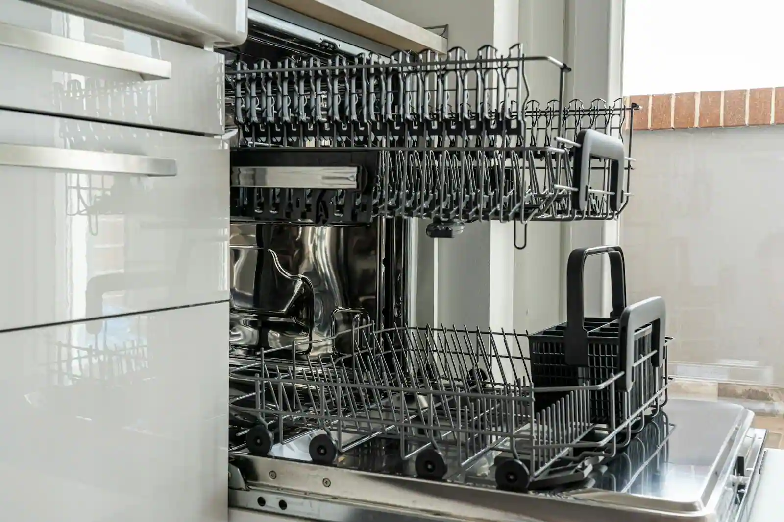 Lave-vaisselle encastré ouvert dans une cuisine moderne