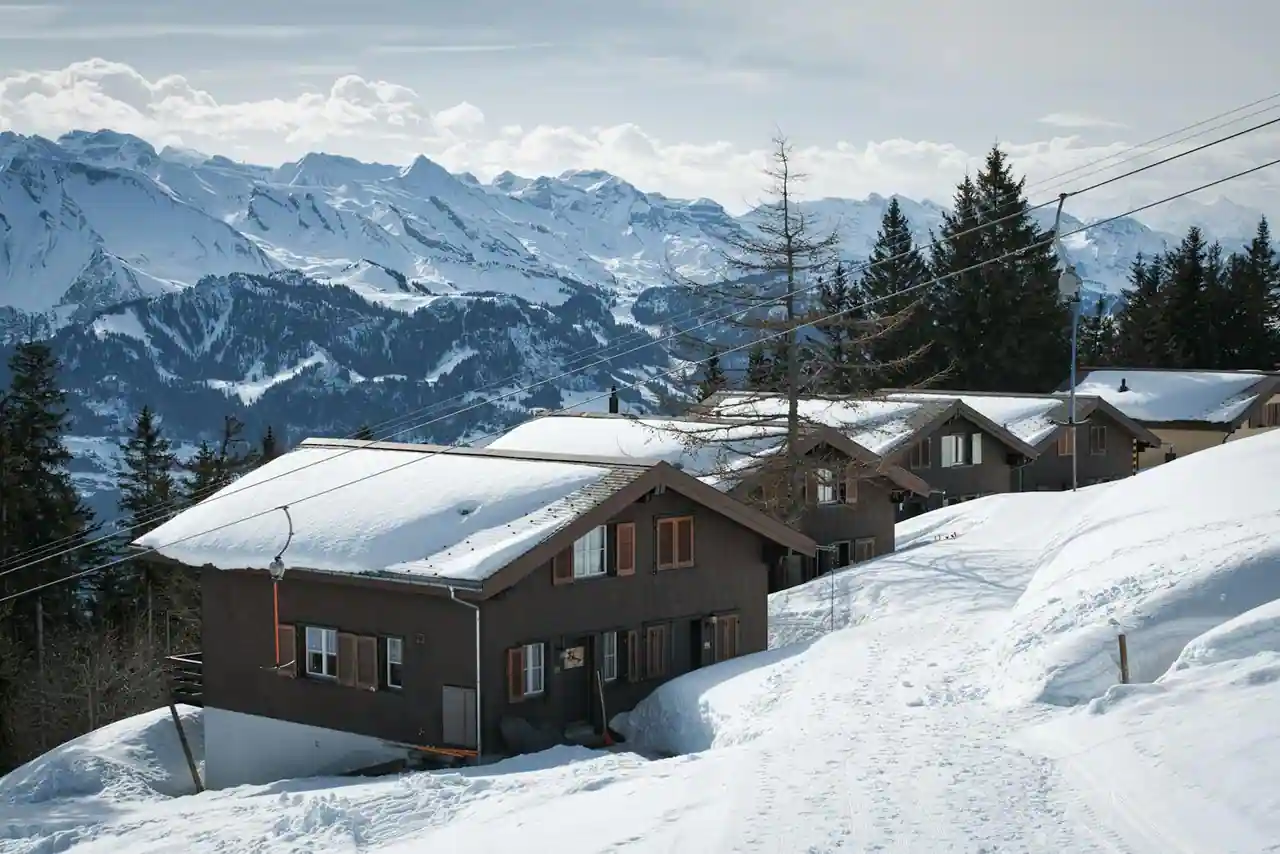 Chalet en bois enneigé au pied des pistes dans une station de ski française