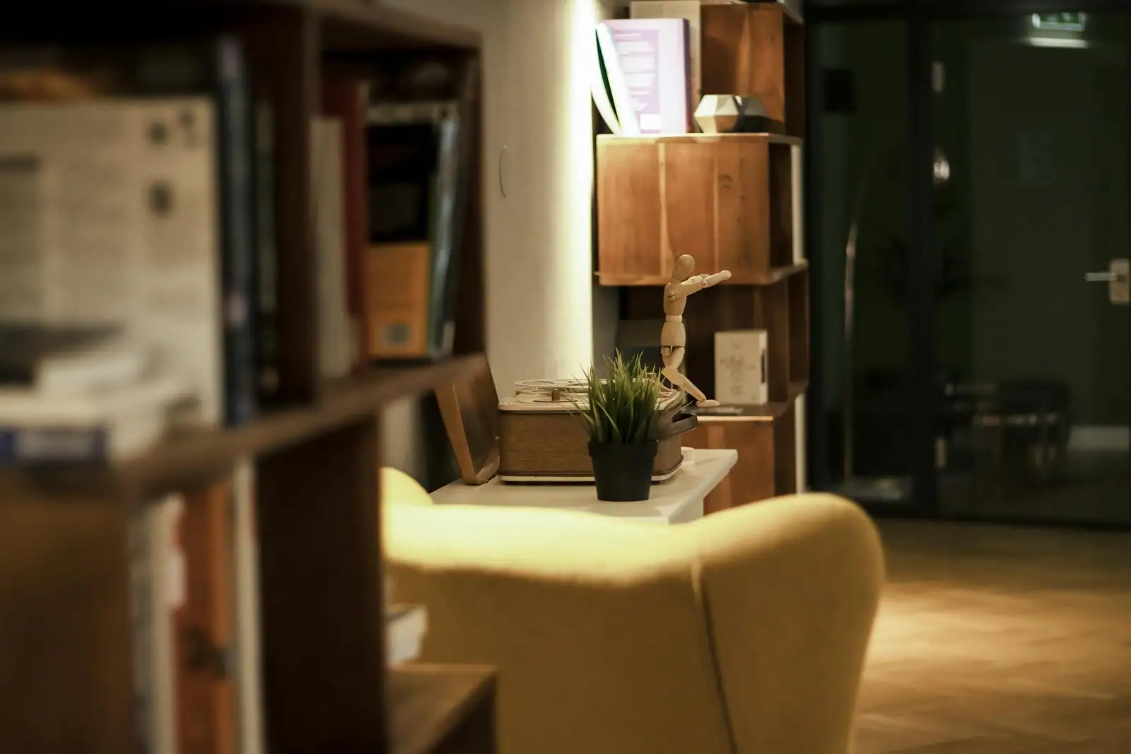 Bureau et bibliothèque au design moderne en mélaminé clair dans un intérieur épuré