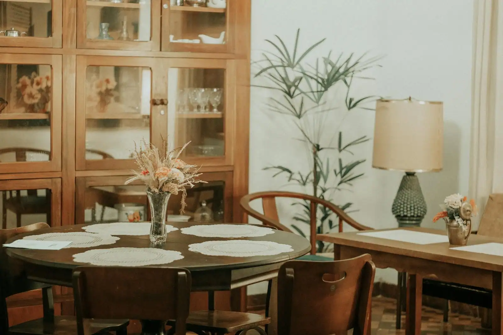 Intérieur chaleureux avec mobilier en bois français, table et chaises dans un salon lumineux