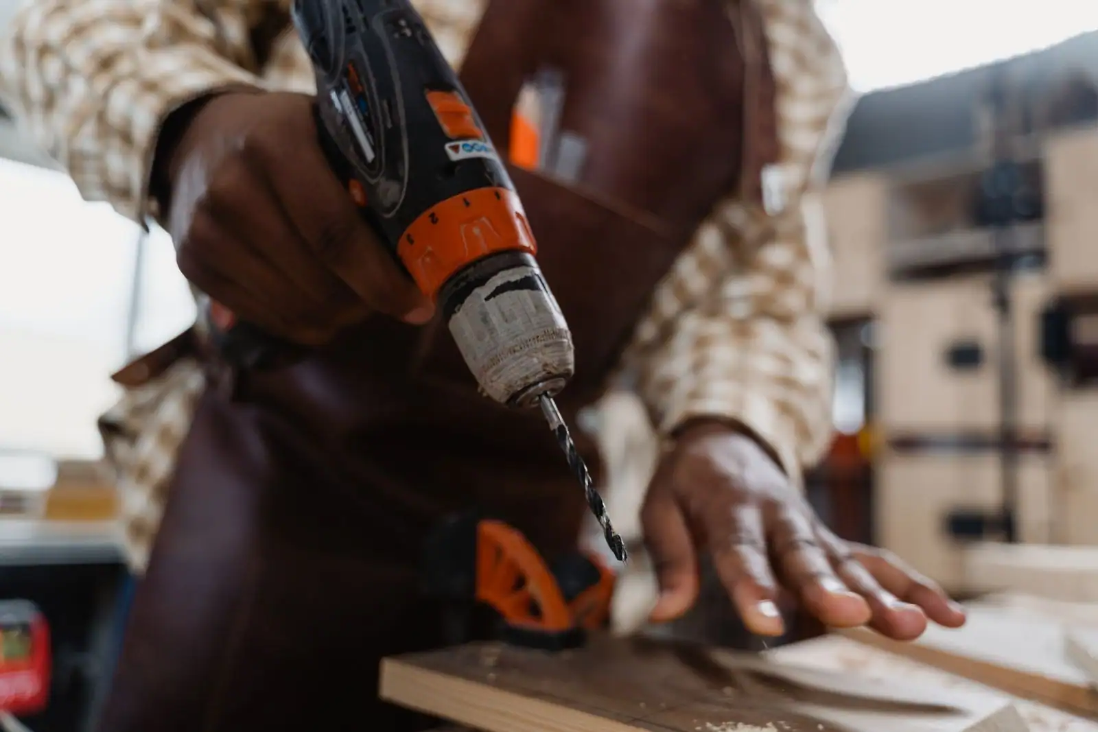 Perceuse-visseuse sans fil et outils électroportatifs posés sur un établi de bricolage