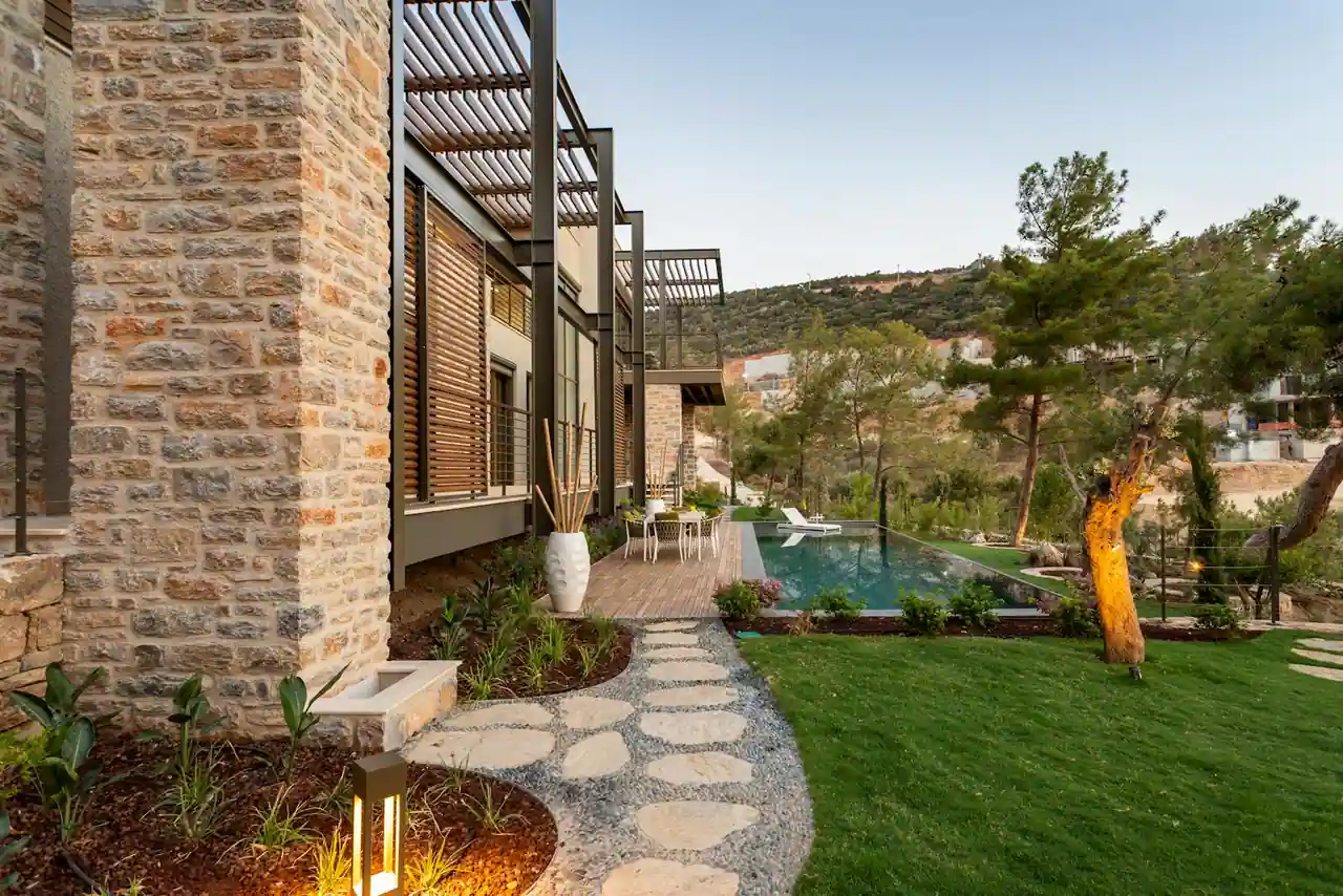 Petite piscine extérieure aménagée dans un jardin de maison de ville