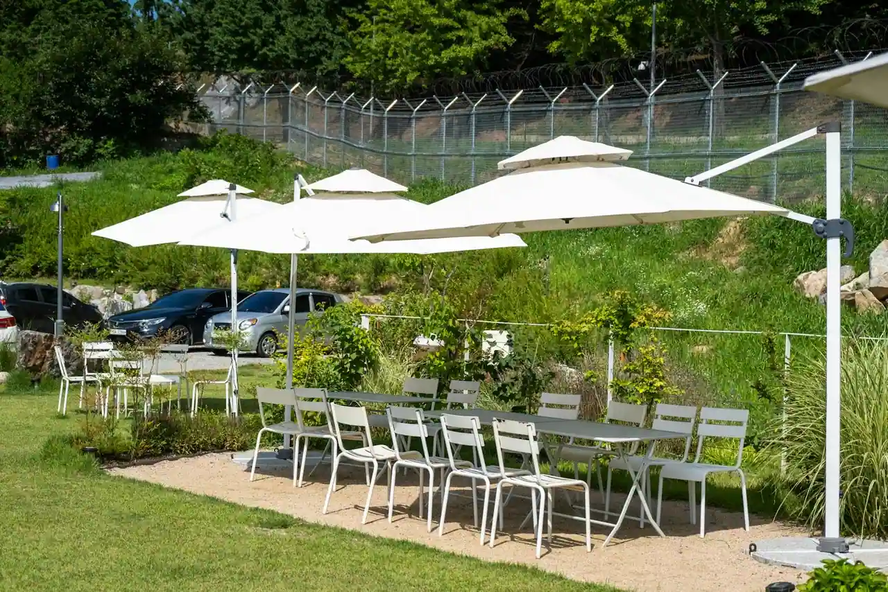 Salon de jardin en aluminium installé sur une terrasse au bord d'une piscine