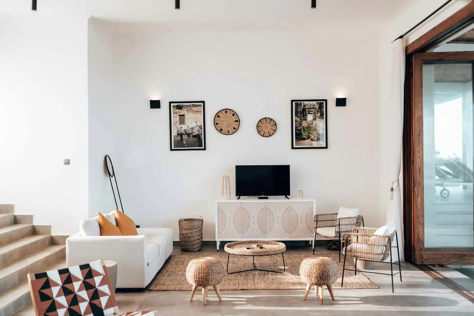 Salon moderne et chaleureux avec mobilier en bois clair, lin et touches de terracotta