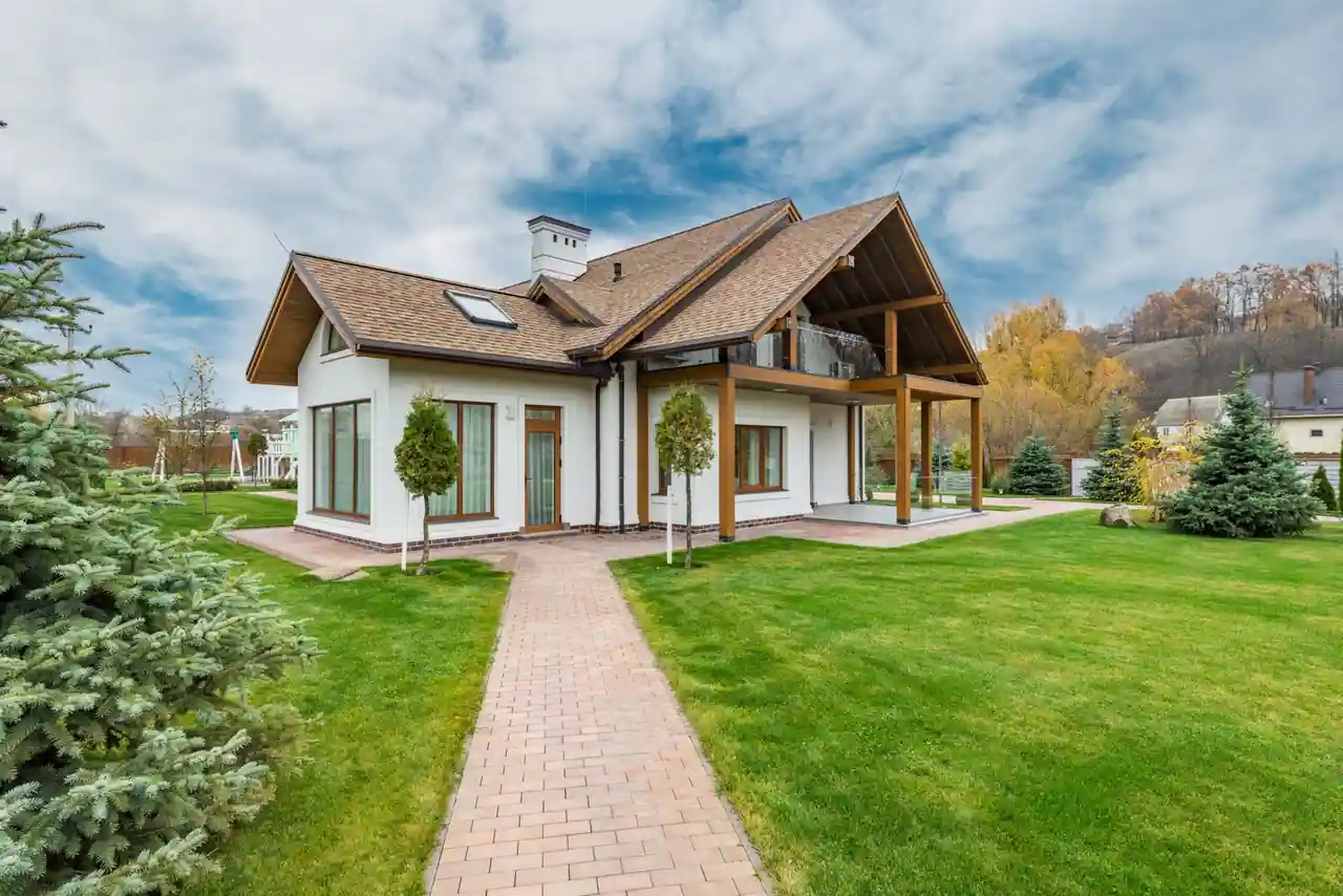 Maison individuelle vue de l'extérieur avec son jardin, par une journée claire