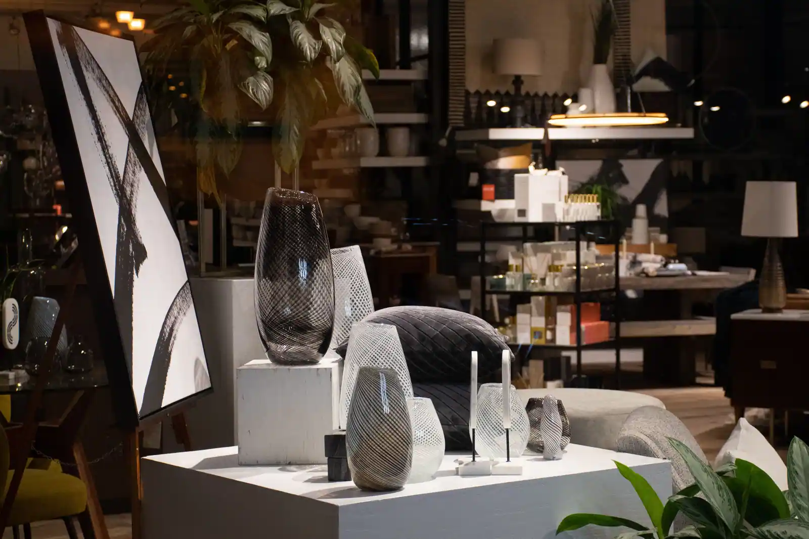 Vases et objets de décoration mis en scène sur un présentoir dans un magasin d'ameublement