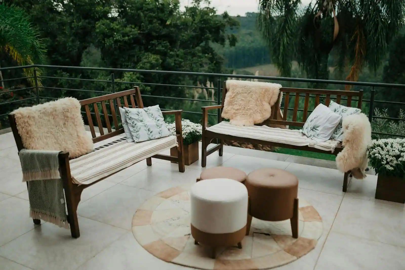 Terrasse extérieure aménagée avec mobilier de jardin, plantes en pot et ombrage