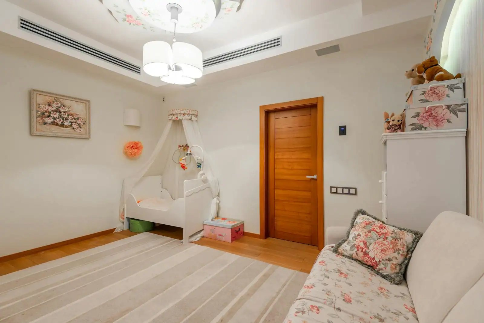Chambre de bébé apaisante avec lit à barreaux, commode et décoration aux teintes douces
