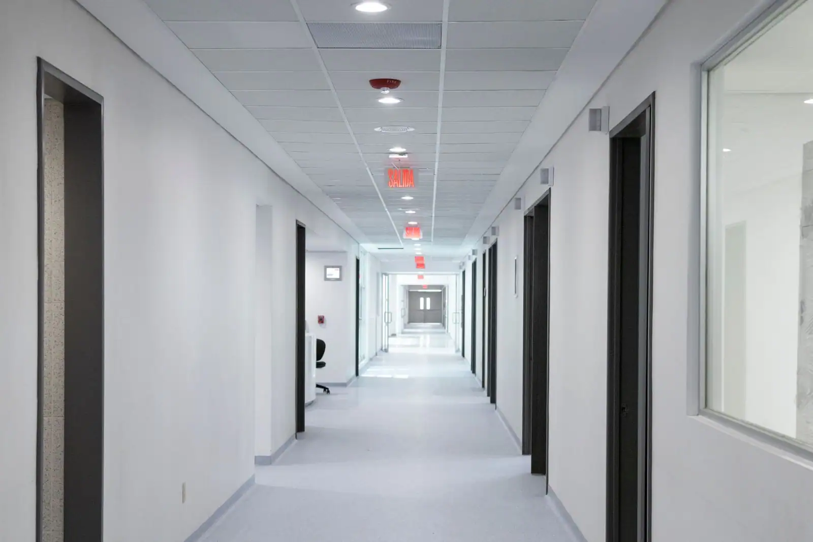 Couloir calme et lumineux d'un établissement de santé