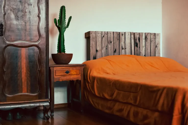 Chambre terracotta et bois : associer la couleur et la matière sans surcharge