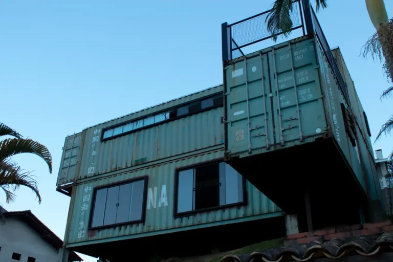 Construire une maison en container : ce qu&rsquo;il faut savoir