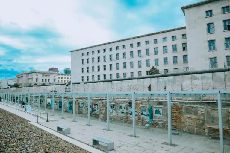 La construction du mur de Berlin : du barbelé au béton