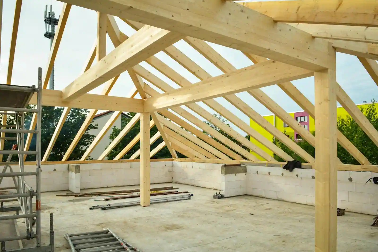 Maison individuelle en construction avec charpente apparente sur un chantier