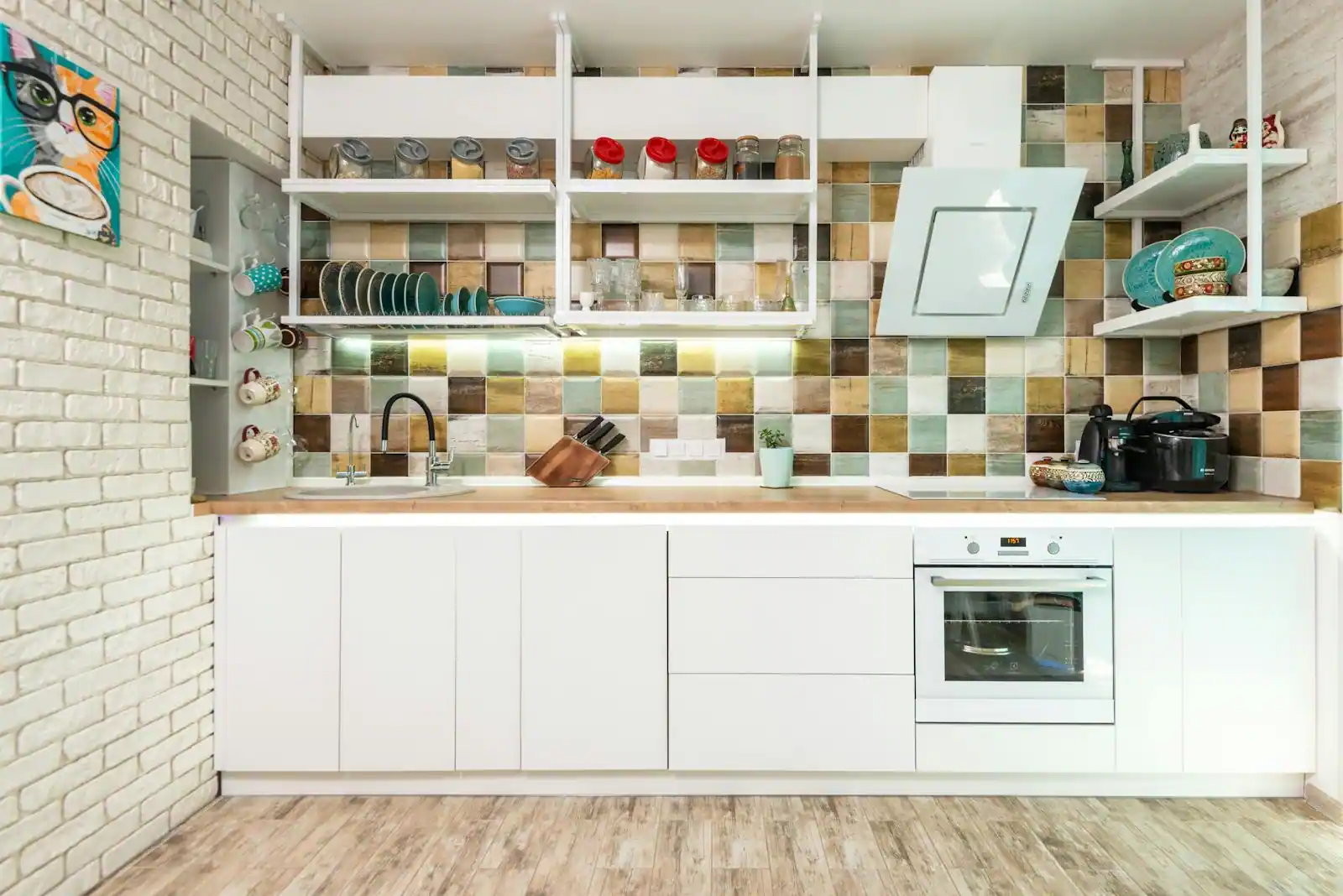 Cuisine décorée avec style, crédence en carrelage, plan de travail bois et accessoires soignés