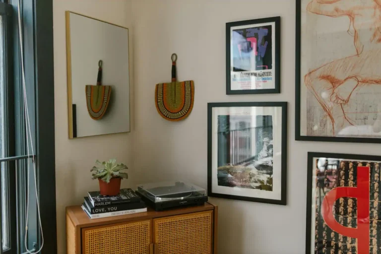 Décoration murale du salon : investir dans ce qui dure