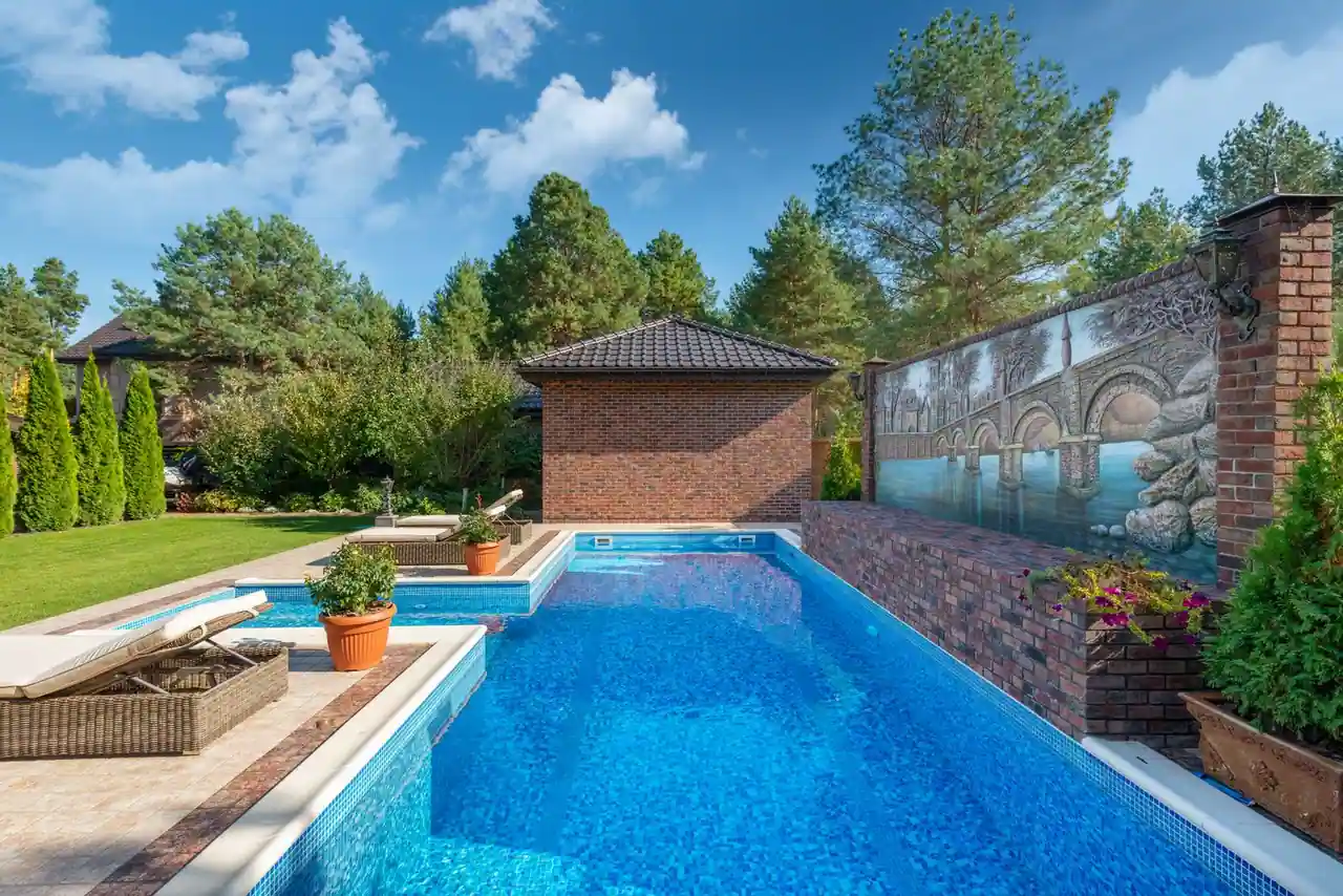 Piscine résidentielle à l'eau bleue et limpide dans un jardin, évoquant l'entretien d'un bassin au sel