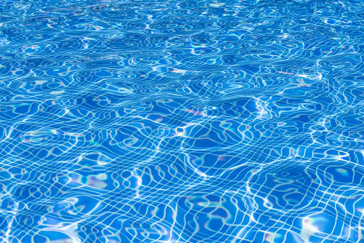 Eau bleue et limpide d'une piscine, signe d'un entretien régulier et bien suivi