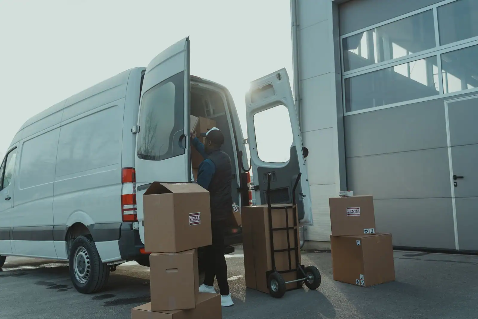 Fourgon utilitaire blanc aux portes arrière ouvertes prêt pour un déménagement