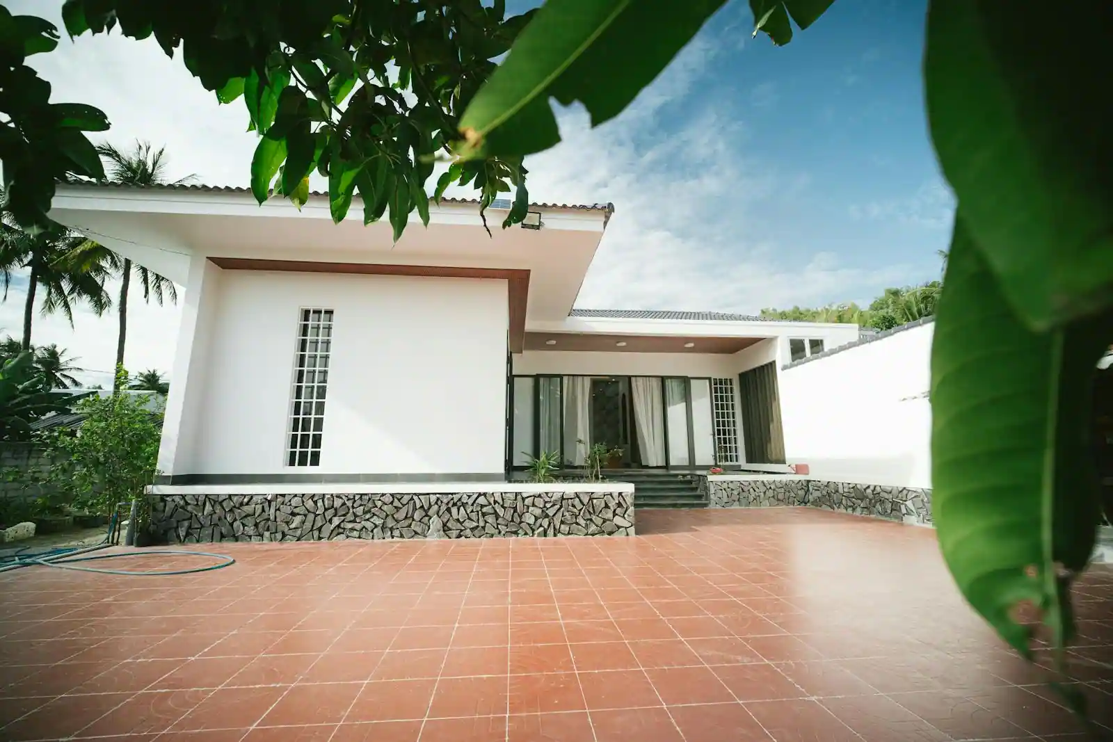 Maison de vacances avec terrasse et jardin baignée par le soleil d'été