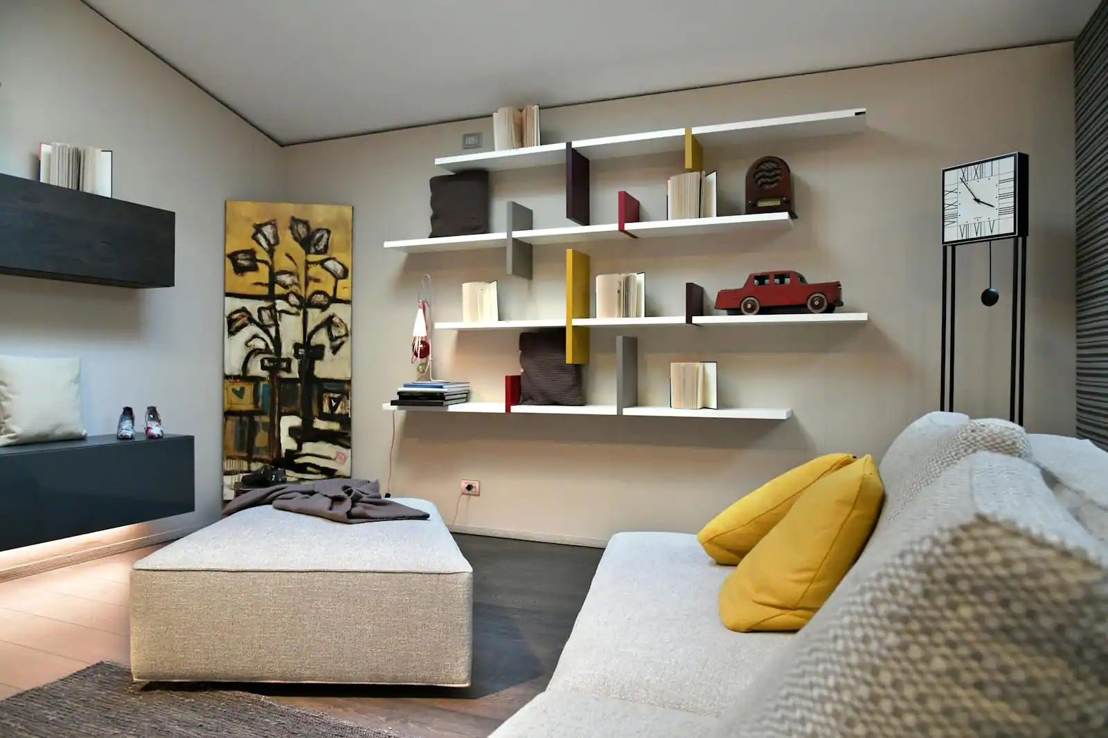 Salon moderne et lumineux avec meuble de rangement, étagères et meuble bas aux lignes sobres.