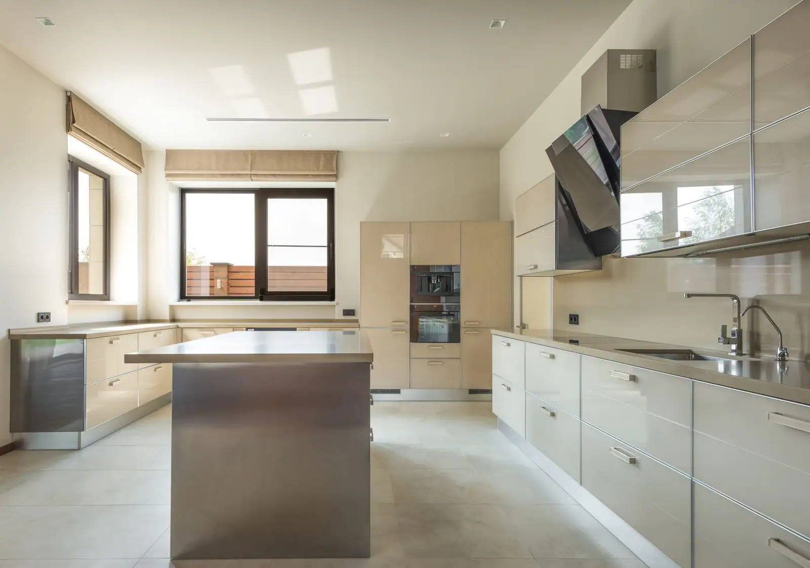 Cuisine équipée moderne avec meubles bas et hauts et plan de travail