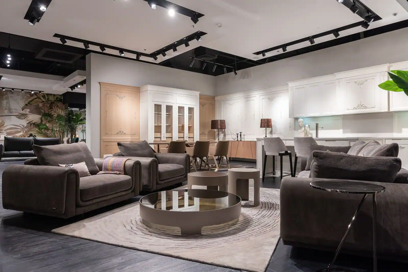 Intérieur d'un showroom de meubles avec canapés et tables exposés dans un grand espace lumineux