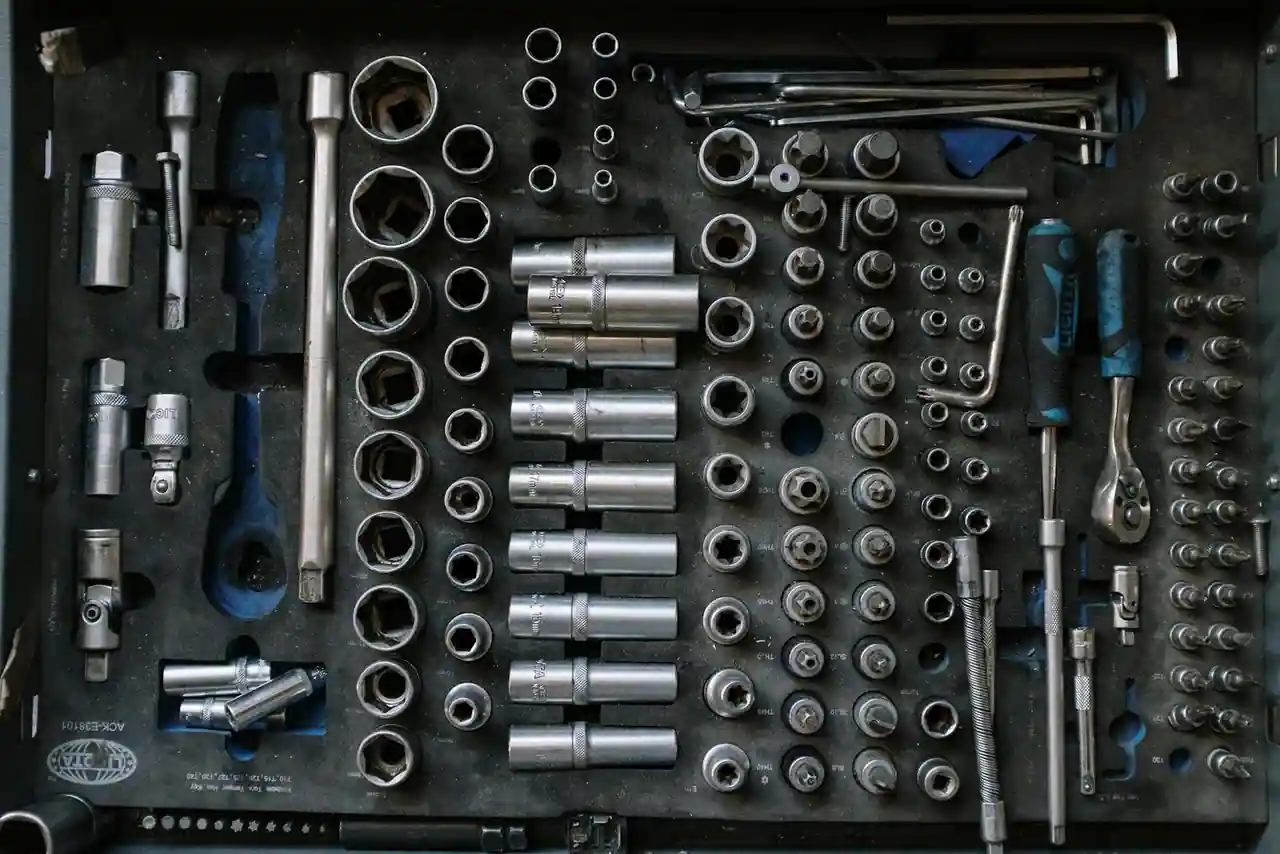 Douilles, cliquets et accessoires de serrage rangés dans le tiroir d'une servante d'atelier