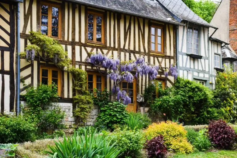Parterre de fleurs devant la maison : beau toute l&rsquo;année