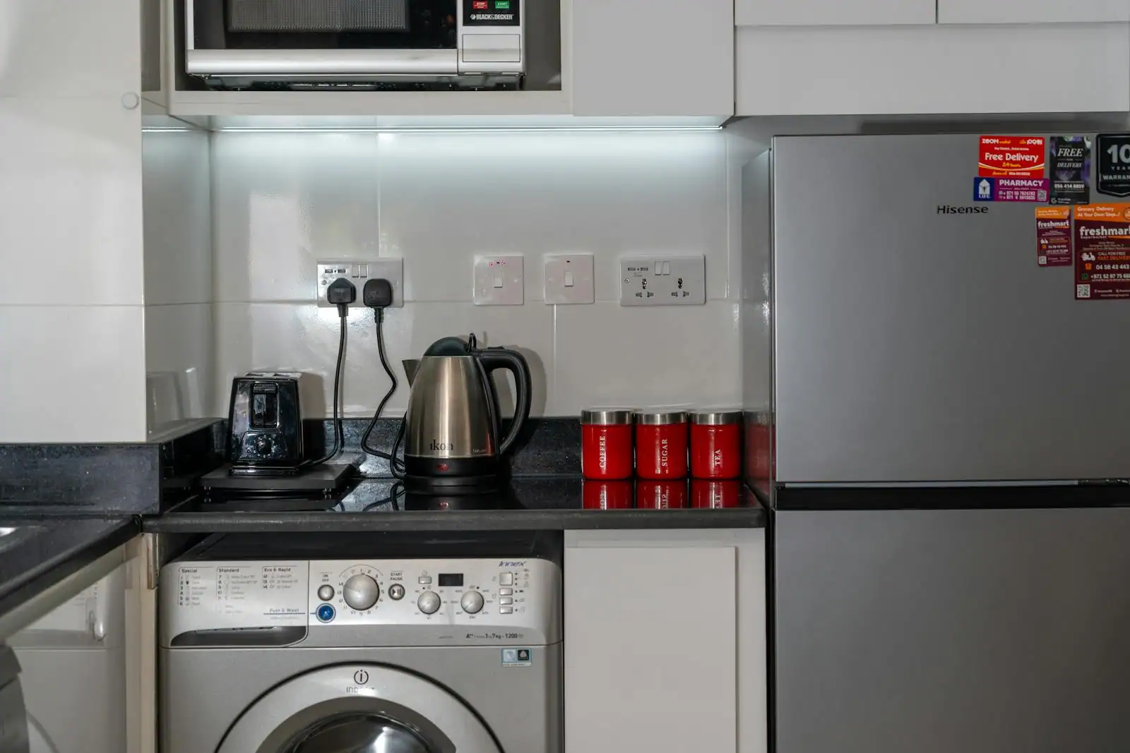 Petits appareils électroménagers de cuisine alignés sur un plan de travail