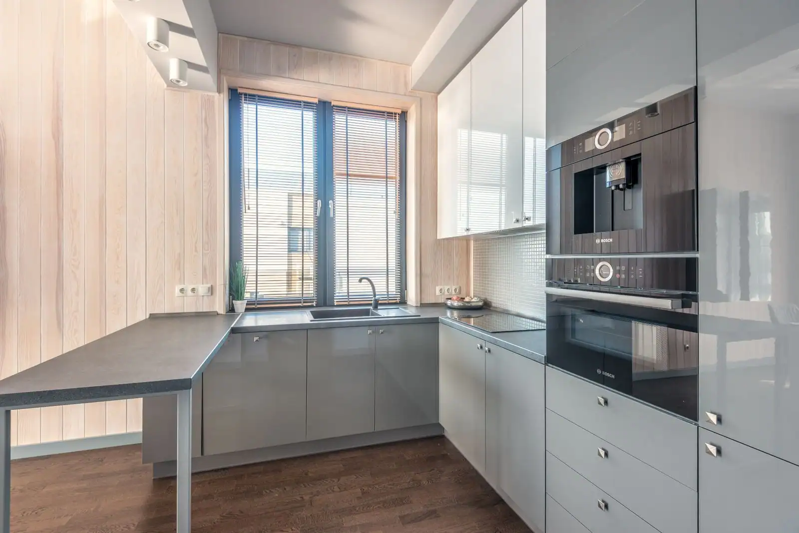 Cuisine moderne rénovée avec meubles, plan de travail et lumière naturelle, vue d'ensemble de la pièce