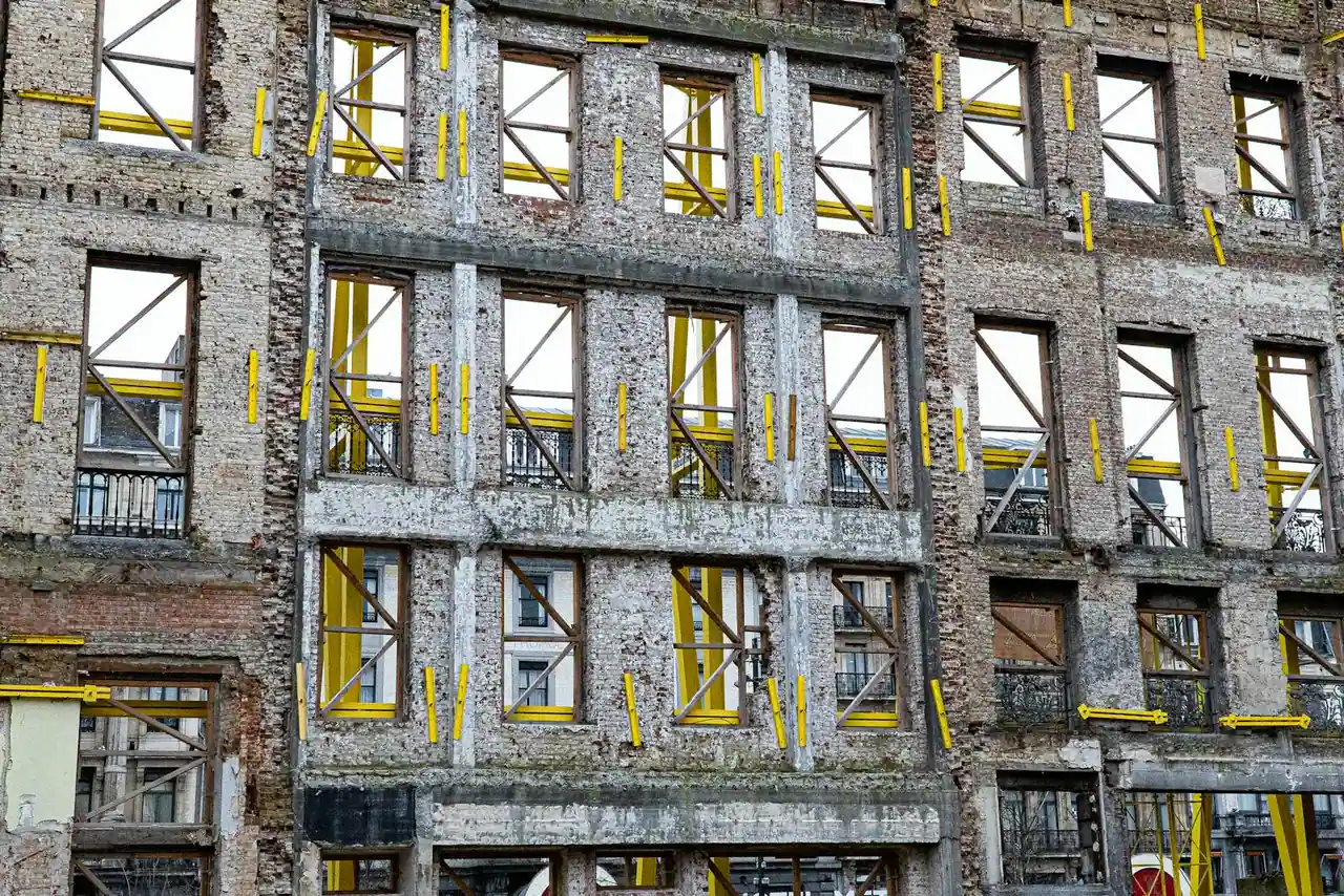 Façade de maison en rénovation énergétique avec pose d'isolation thermique par l'extérieur