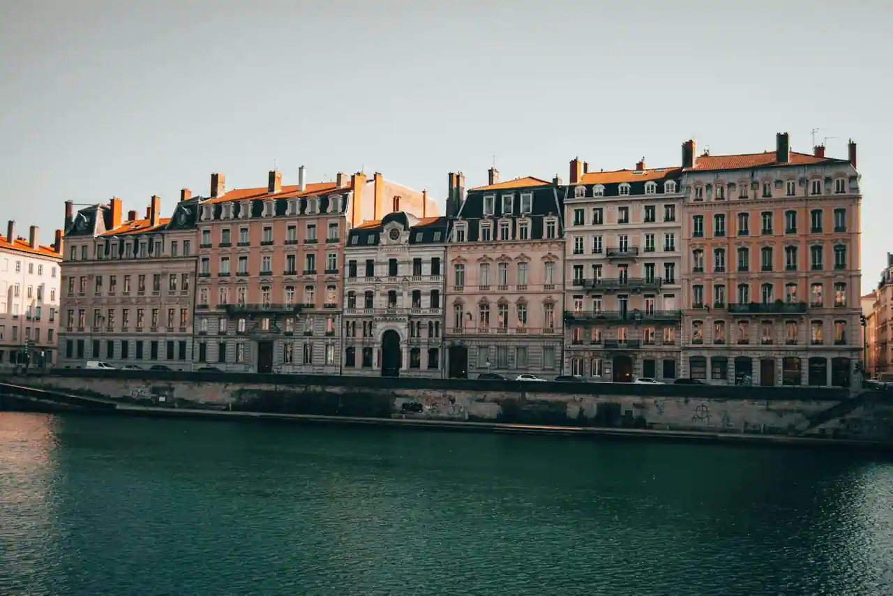 Vue aérienne des toits de Lyon et du Rhône illustrant le marché immobilier de la métropole