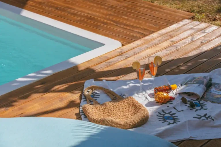Terrasse en bois autour d&rsquo;une piscine : bien choisir et bien poser
