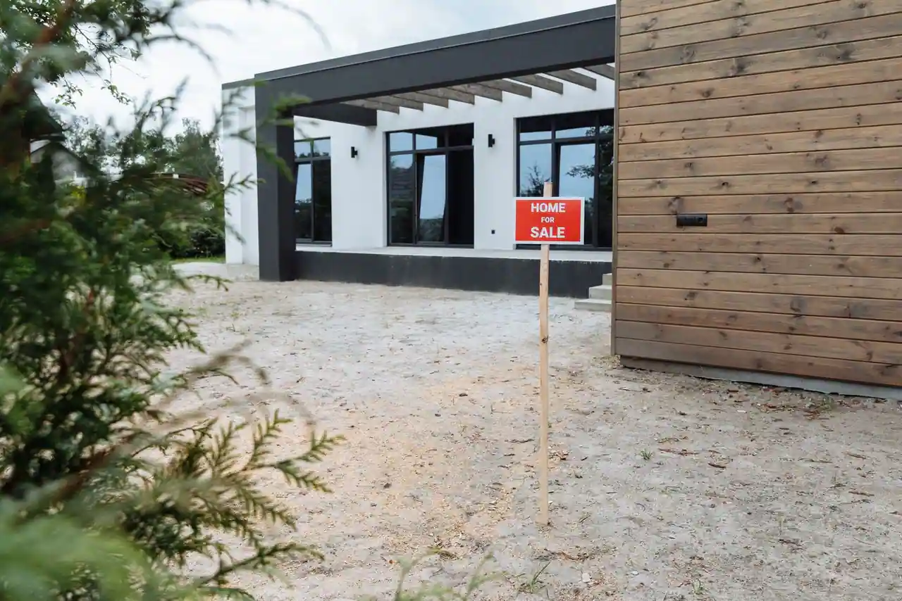 Maison individuelle moderne vue de l'extérieur, illustrant un bien immobilier mis en vente