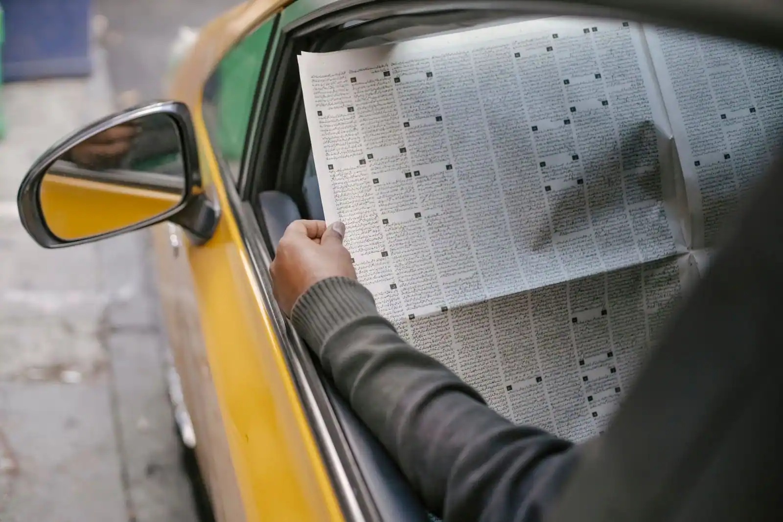Personne lisant un journal d'actualité, illustrant l'importance de s'informer à des sources fiables.