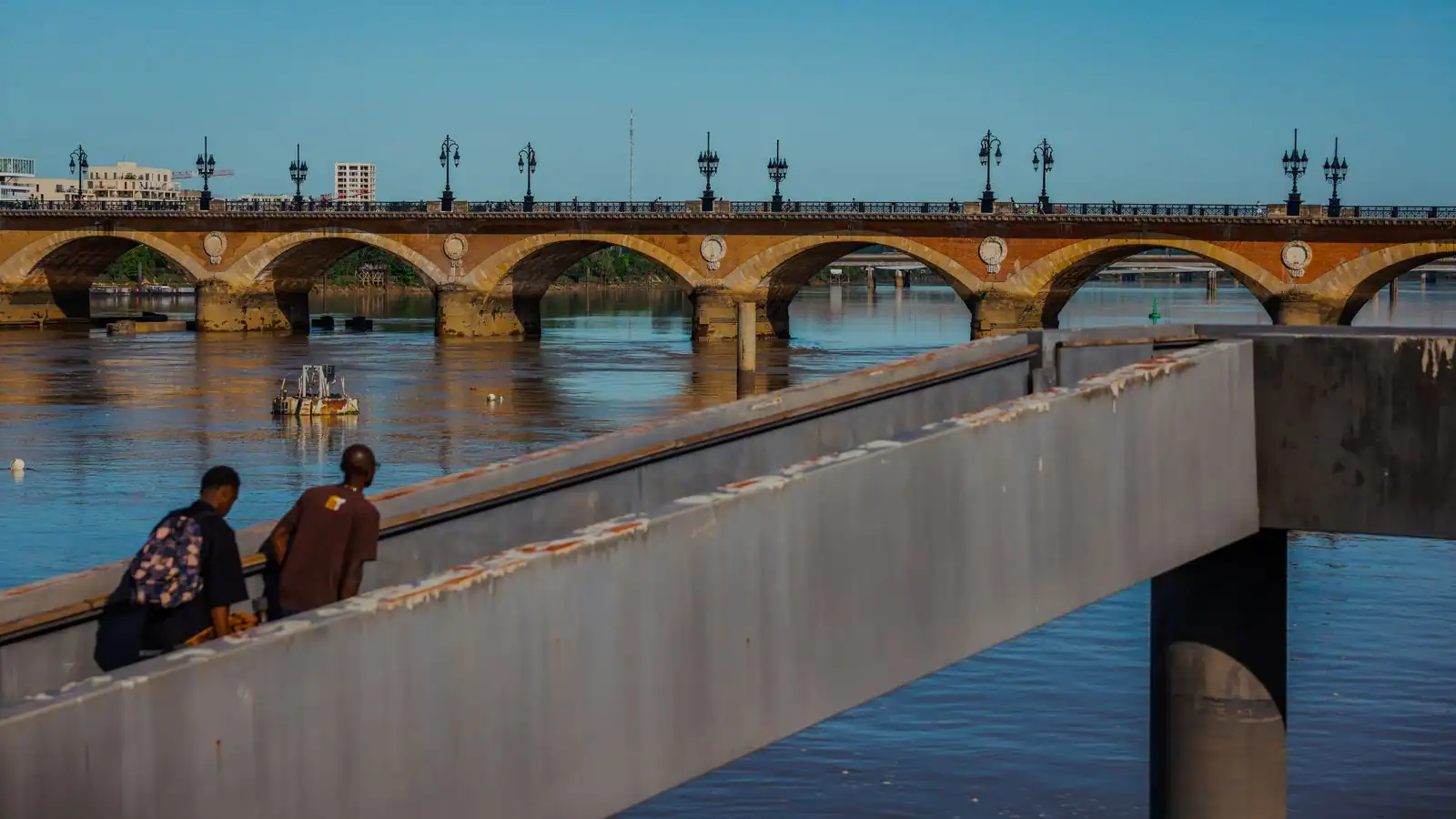 Les quais de la Garonne à Bordeaux, façades de pierre alignées le long du fleuve.