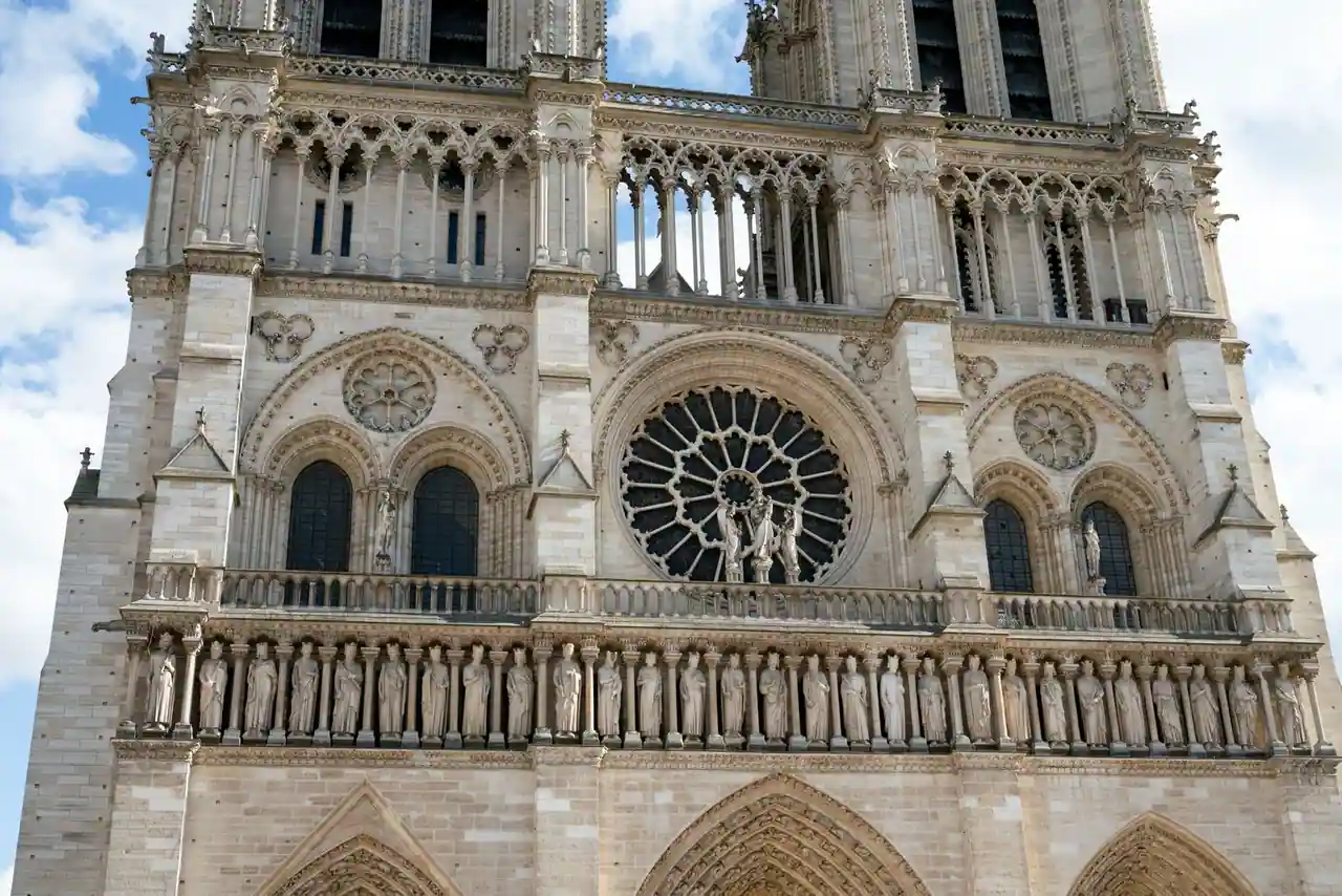 Façade gothique de la cathédrale Notre-Dame de Paris, ses deux tours et sa rosace