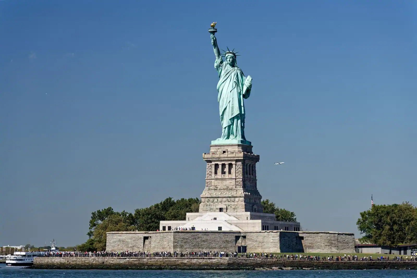 La statue de la Liberté se dressant au-dessus du port de New York sous un ciel dégagé