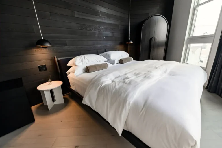 Chambre noire en studio : réussir la déco sans étouffer l&rsquo;espace