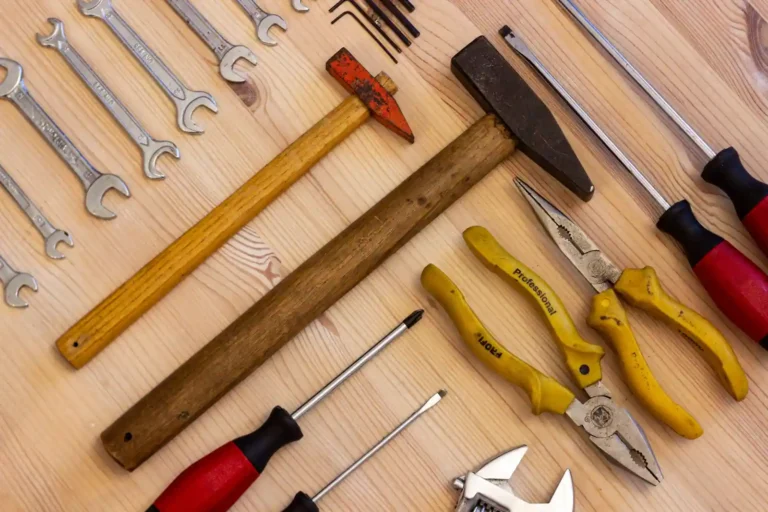 Liste d&rsquo;outillage maison : le socle vraiment utile