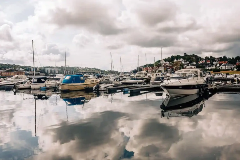 Louer un bateau : permis, skipper, caution et réflexes