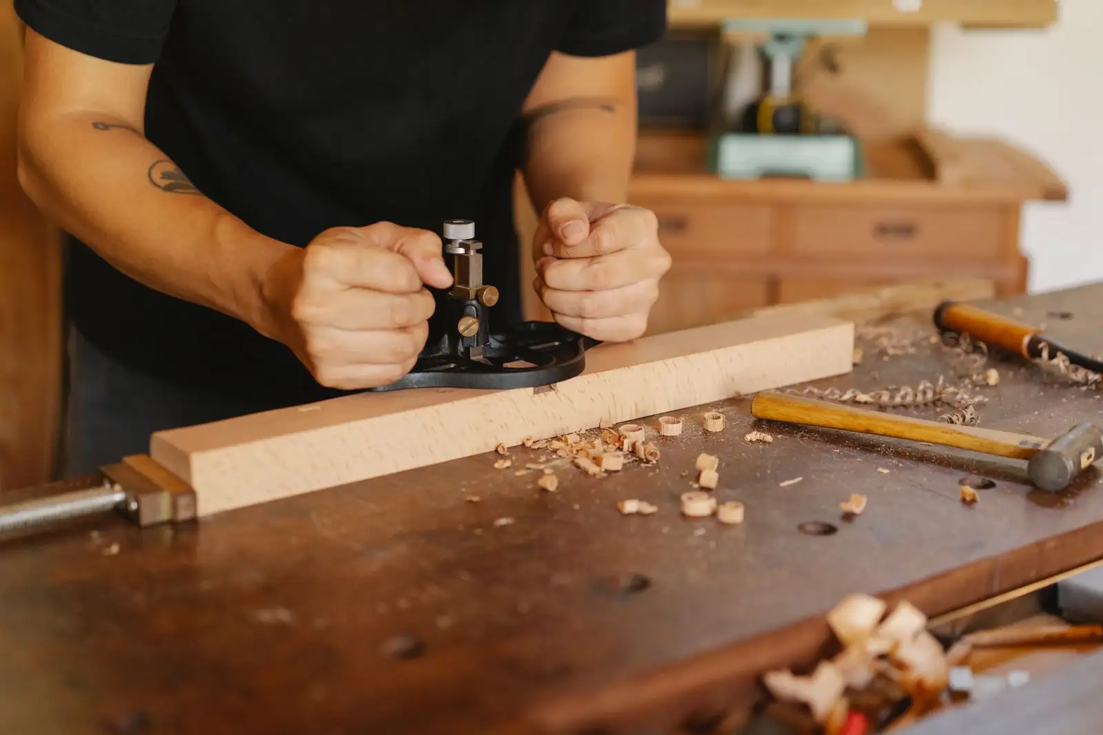 Atelier de menuiserie avec un dressing en bois clair en cours de fabrication
