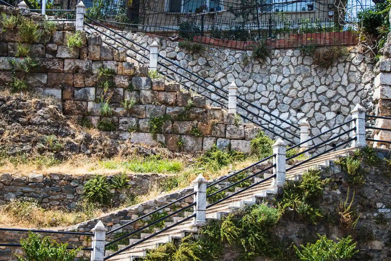 Jardin en pente aménagé avec des paliers en pierre et des plantations couvre-sol