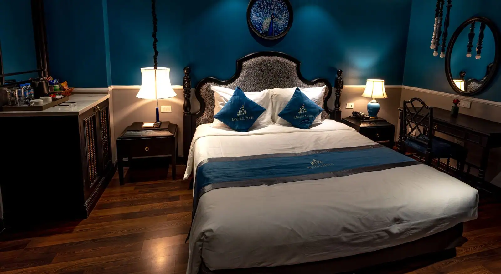 Chambre d'hôtel single épurée avec lit une place, bureau et éclairage tamisé, ambiance minimaliste