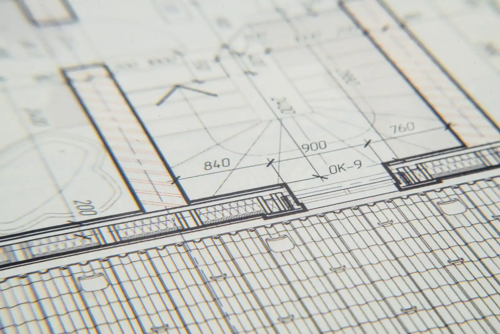 Formulaire de permis de construire et plans de maison posés sur un bureau