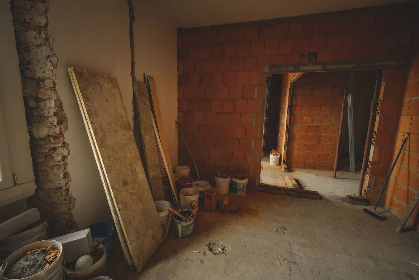 Intérieur de maison en cours de rénovation avec outils et matériaux